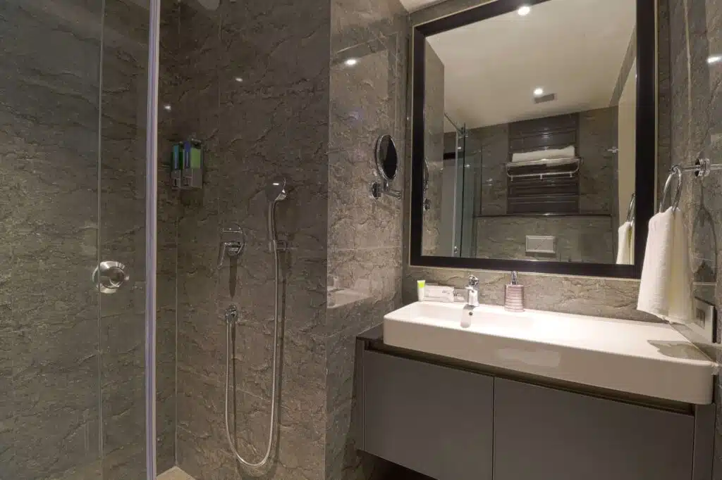 AIR Deluxe room washroom