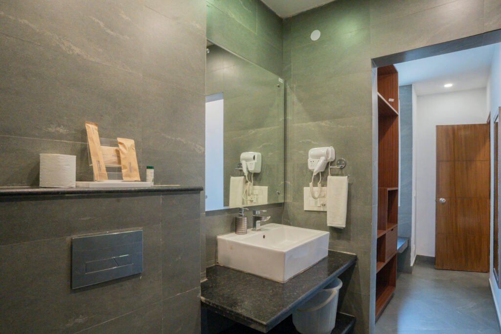 dlf-phase-2-executive-room-4