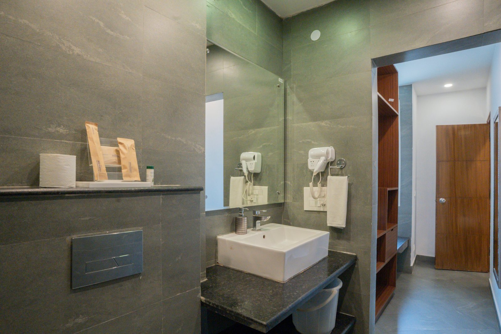 dlf-phase-2-executive-room-4